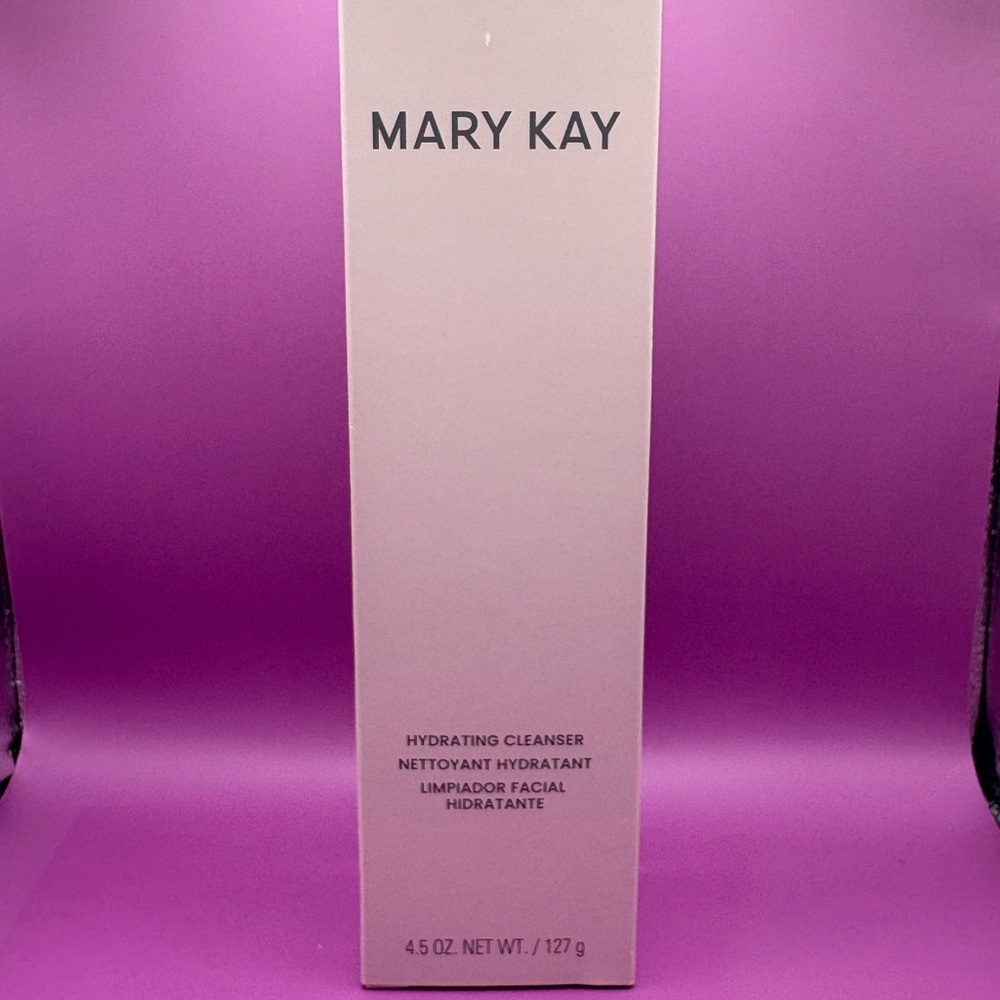 Mary Kay Hydrating Cleanser in Elegant White